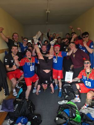 💙❤️ HEIMSIEG! 🔥
Unsere Männer I gewinnen mit 27:26 gegen den HG 85 Köthen II und krönen sich damit zum MEISTER der Verbandsliga Süd! 🏆😎
Was. Für. Ein. Spiel.
Spannung bis zur letzten Sekunde, pure Emotionen und am Ende völlig verdient der Titel! 👏🏻🔥
Geil Männer! Wahnsinns Leistung über die ganze Saison hinweg wir sind stolz auf euch! ❤️💙
#Heimsieg #Meister #Verbandsliga #Handball #Teamliebe #Saisonfinale #Champions #Männer1 #Vereinsliebe #Spieltag #Handballliebe