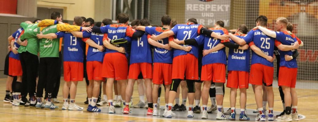 Spielbericht 25.04.2026, Verbandsliga Süd, Saison 2025/ 2026
HC Aschersleben II vs SV Blau-Rot Coswig 17:22 (13:15) 
💙❤️Der Traum lebt weiter… Showdown im Meisterschaftsfinale der Verbandsliga Süd 💙❤️

Am vergangenen Samstag stand für den BRC das letzte Auswärtsspiel auf dem Plan. Gegner war die Regionalligareserve in Aschersleben. Coswig fand schwer in die Partie, lag nach 10
Spielminuten 2:6 zurück, das Coswiger Trainerteam bat zur ersten Auszeit. Hier wurden zunächst erstmal die Gemüter beruhigt und der Fokus für das Angriffsspiel neu justiert. Das Team kämpfte sich ins Spiel und holte Tor um Tor auf bis zur verdienten Pausenführung von 15:13 Toren. In Halbzeit zwei konnte der Vorsprung kontinuierlich ausgebaut werden bis zur 43. Spielminute. Aus einer sicheren Defensive heraus wurden die Angriffe mit viel Tempo
und Durchschlagskraft erfolgreich abgeschlossen. Leider kam es dann zu einer schweren Verletzung eines Ascherslebener Spielers, worauf die Partie zunächst unterbrochen werden musste. Nach verstrichener Zeit verständigten sich beide Teams und das Schiedsrichtergespann, die Partie in einem sportlich fairen Rahmen zu Ende gehen zu lassen.
An dieser Stelle wünschen wir dem verletzten Spieler alles erdenklich Gute und eine schnelle Genesung.

Nun freuen sich alle auf den letzten Spieltag am 10. Mai 2026. Hier kommt es zum Showdown um die Meisterschaft in der Verbandsliga Süd. Der Tabellenerste Coswig empfängt den Tabellenzweiten aus Köthen. Markiert euch alle diesen Termin fett im Kalender und feuert unser Team im „Stadthallentempel“ an. Wir freuen uns auf euch! Sport frei!

Für den BRC erfolgreich:
Max Wernicke, Phillipp Dosdall und Erik Wolter im Tor,
Vincent Brennecke (3), Max Koppe (1), Nils Tiedtke (2), Connor Steindorf (1), Fabian Gluth
(1), Lukas Seydler (9) Joel Giese (3), Max Ciciewski, Luca Schiller (2)
A. Schenke (A), S. Schiller (B), Kevin Pachaly (C)
Text: S. Schiller