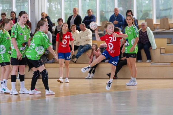 💙❤️ Spielbericht & Fotos zu unserer WJD
SV Blau-Rot Coswig – SG Kühnau I
14:25 (3:11) ❤️💙
D-Mädels finden erneut erst nach der Halbzeit die richtigen handballerischen Mittel gegen einen starken Gegner!
Bereits in der Trainingswoche wurde verstärkt an den Mut, die Überzeugung und die Einsatzbereitschaft der gesamten Mannschaft appelliert. Die notwendige Konzentration und der sportliche Ehrgeiz waren dabei allerdings nur in einer der beiden Trainingseinheiten durchgängig zu erkennen. Dennoch konnten weitere Trainingsinhalte vertieft und neue spielerische Ansätze erarbeitet werden.
Die Ausgangslage vor dem Spiel war klar: Mit der SG Kühnau I empfingen unsere D-Mädels einen starken Gegner, der seiner Favoritenrolle von Beginn an gerecht wurde.
Bereits in den ersten zehn Minuten zeigte sich die Qualität der Gäste. Eine kompakte, gut strukturierte Abwehr und eine klare Spielidee im Angriff stellten unsere Mädels vor große Herausforderungen. Das Coswiger Trainerteam sah sich früh gezwungen, zwei Auszeiten zu nehmen. Das erhoffte Ziel, möglichst lange mit dem Favoriten mitzuhalten, war zu diesem Zeitpunkt bereits in weite Ferne gerückt.
Im Angriff fehlte es vor allem an der konsequenten Umsetzung der besprochenen Kooperationen. Nur selten gelang es, klare Torchancen herauszuspielen. Erneut mangelte es an der notwendigen Überzeugung, dem Mut und der Bereitschaft, Verantwortung zu übernehmen. So ging es mit einem deutlichen 3:11-Rückstand in die Halbzeitpause.
Doch die Halbzeitansprache sollte Wirkung zeigen!
Das Trainerteam nahm sich zunächst zwei Minuten Zeit, um den Mädels konkrete Lösungsmöglichkeiten aufzuzeigen. Anschließend wurde die Verantwortung bewusst an die Mannschaft übergeben. Die Aufgabe war einfach: miteinander sprechen, sich gegenseitig motivieren und gemeinsam ein anderes Gesicht zeigen!
Und genau das gelang unseren Mädels wie bereits am vergangenen Wochenende gegen Köthen II!
Mit deutlich mehr Einsatzbereitschaft und Zusammenhalt zeigte die Mannschaft eine spürbare Leistungssteigerung. Besonders in der Abwehr konnten nun häufiger Bälle erobert werden. Auch im Angriff waren Fortschritte im Spiel in die Tiefe und bei der Umsetzung der besprochenen Anpassungen zu erkennen. Die zweite Halbzeit konnte dadurch deutlich ausgeglichener gestaltet werden und endete mit 11:14.
Am Ende stand dennoch eine verdiente 14:25-Niederlage. Herzlichen Glückwunsch an die SG Kühnau I zu dieser überzeugenden Leistung!
Ein Drittel der Saison ist gespielt, Zeit für ein erstes Zwischenfazit! 💙❤️
Wir wissen inzwischen sehr genau, woran wir in den kommenden Wochen arbeiten müssen. Gleichzeitig wissen wir aber auch, worauf wir als Trainerteam unglaublich stolz sein können.
Die meisten unserer Mädels spielen erst seit knapp einem Jahr Handball. Sie sammeln Erfahrungen, erleben Rückschläge und stehen Woche für Woche vor neuen Herausforderungen. Doch trotz aller Schwierigkeiten geben sie nicht auf und entwickeln sich Schritt für Schritt weiter.
Vor allem eines zeichnet diese Mannschaft aus: „WIR SIND EIN TEAM!“ 💙❤️
Dieser Spruch ist für unsere Mädels längst mehr als nur ein gemeinsamer Ausruf. Gute Laune, gegenseitige Unterstützung und ein fairer, respektvoller Umgang prägen unsere Trainingseinheiten. Auch neue Spielerinnen werden sofort in die Gemeinschaft aufgenommen und können erleben, was unseren Zusammenhalt ausmacht.
Natürlich möchten wir sportlich erfolgreicher werden, Spiele gewinnen und uns handballerisch weiterentwickeln. Doch wir sind überzeugt: Nachhaltiger sportlicher Erfolg ist das Ergebnis einer funktionierenden Mannschaft, gegenseitigen Vertrauens und gemeinsamer Arbeit.
Genau daran werden wir im bevorstehenden Trainingslager und in den kommenden Wochen weiterarbeiten mit Geduld, Ehrgeiz und vor allem ganz viel Freude am Handball!
Denn wir gewinnen zusammen, wir verlieren zusammen und wir wachsen zusammen!💙❤️
Fotos von Marie 💙❤️