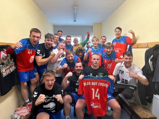 Spielbericht Anhaltoberliga Männer
🔥 3. Sieg in Serie! 🔥
Mit einem deutlichen 31:23-Heimsieg gegen die SG Kühnau II sichern wir uns die nächsten zwei Punkte! 💙❤️
Dabei sah es in der ersten Halbzeit lange nicht nach einem so klaren Ergebnis aus. Die quirligen Kühnauer bereiteten uns vor allem im 1-gegen-1 große Probleme und kamen immer wieder erfolgreich zum Abschluss. Durch einige Umstellungen in der Abwehr und einen von Minute zu Minute stärker werdenden Jan Dosdall im Tor verhinderten wir jedoch, dass sich die Gäste entscheidend absetzen konnten. Mit 13:14 ging es in die Halbzeit – alles war noch offen.
Nach der Pause traten wir deutlich bissiger auf. Unsere Abwehr stand kompakter, Kühnau musste sich jeden Abschluss hart erarbeiten, und wir nutzten unsere Chancen im Angriff konsequent. So drehten wir die Partie und übernahmen zunehmend die Kontrolle.
Die letzten 15 Minuten gehörten dann fast ausschließlich Blau-Rot. Mit hohem Tempo, konsequenten Abschlüssen und einer starken Teamleistung machten wir den Deckel drauf und feierten am Ende einen verdienten 31:23-Erfolg.
Danke an alle Fans für euren großartigen Support von der Tribüne! 💙❤️