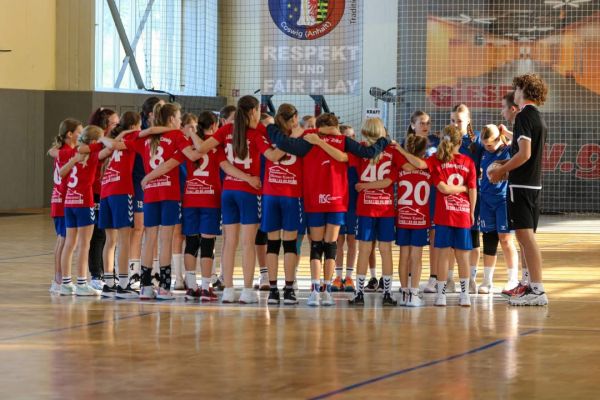 💙❤️Spielbericht | weibliche D-Jugend💙❤️
SV Blau-Rot Coswig – HSV 2000 Zerbst 18:25 (9:14)
Unsere Mädels starteten gut in die Partie und konnten das Spiel bis zur 10. Minute völlig offen gestalten. Anschließend schlichen sich jedoch zunehmend einfache technische Fehler ein. Insbesondere zu viele Fangfehler verhinderten, dass wir unser Angriffsspiel konsequent aufziehen konnten.
Hinzu kam, dass die Zerbst-Torhüterin viele unserer Abschlüsse entschärfen konnte und der Zerbster Angriff durch Übergänge einfache Tore erzielen konnten.
Insgesamt fehlt uns in solchen Spielen noch etwas die Erfahrung und Ruhe – und teilweise auch die Überzeugung, ein solches Spiel wirklich gewinnen zu können. Trotzdem haben die Mädels bis zum Ende weitergemacht und sich nicht aufgegeben.
Die Niederlage ist ein kleiner Dämpfer, aber auch ein wichtiger Teil unserer Entwicklung. Die Mannschaft wächst immer weiter zusammen und entwickelt sich Stück für Stück zu einem richtig starken Team. 💙❤️
In den kommenden Wochen werden wir vor allem am Zusammenspiel in der Abwehr sowie an der individuellen Angriffsgestaltung arbeiten, um uns dort die nötige Sicherheit und mehr Handlungsmöglichkeiten zu erarbeiten!🤾♀️
