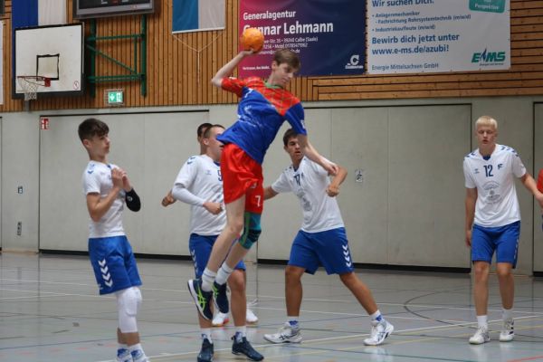 💙❤️💚🤍
Turniersieg in der 2. Qualifikationsrunde! 🏆💪
Unsere MJB sichert sich ungeschlagen den Turniersieg in der zweiten Qualifikationsrunde!
Damit ist es offiziell: In der Saison 2026/27 spielt unsere MJB in der Oberliga! 🔥
Ohne eine Niederlage haben die Jungs heute eindrucksvoll gezeigt, dass sich die harte Arbeit im Training ausgezahlt hat und die neue Spielgemeinschaft bereits gut zusammengefunden hat.
Ihr könnt stolz auf euch sein!
Trotz der Hitze habt ihr alles auf der Platte gelassen und bis zum Schluss gekämpft. 👏
Ein großes Dankeschön auch an alle mitgereisten Fans für die großartige Unterstützung.
Jetzt gibt es Bilder von Marie 💙❤️💚🤍