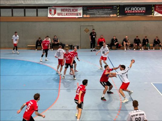 Spielbericht Oberliga Männer
💙❤️Kleinigkeiten fehlen zur Sensation💙❤️
Am vergangenen Sonntag gastierte der SV Blau-Rot Coswig in der Jahrhunderthalle bei der ersten Vertretung der SG Spergau. Das Schiedsrichtergespann Gräfe/Heinrich eröffnete die Partie pünktlich um 17 Uhr.
Von Beginn an zeigte Blau-Rot eine hochkonzentrierte und kämpferische Leistung. Eine kompakte Abwehr zwang Spergau immer wieder zu Fehlern und Ballverlusten. Dahinter erwischte Erik Pascal Wolter einen starken Tag, entschärfte mehrere Würfe von Außen und vom Kreis und parierte unter anderem zwei Siebenmeter in Folge.
Auch offensiv fand Coswig gegen die stabile Spergauer Deckung immer wieder Lösungen. Durchbrüche, Würfe aus dem Rückraum sowie das Spiel über Kreis und Außen sorgten für Gefahr. Eine wichtige Rolle übernahm dabei Lukas Seydler, der das Coswiger Angriffsspiel mitprägte und mit zehn Treffern am Ende bester Werfer der Partie war. In der 20. Minute erhöhte Nils Metting auf 12:8 und damit erstmals auf vier Tore Vorsprung. Mit einer 16:15-Führung ging es in die Kabine.
Nach dem Seitenwechsel entwickelte sich ein offener Schlagabtausch. Erst in der 43. Minute ging Spergau beim 22:21 erstmals in Führung und setzte sich anschließend bis auf 26:23 ab. Coswig fehlte in dieser Phase die Kompaktheit der ersten Halbzeit, während im Angriff zeitweise die nötigen Lösungen ausblieben.
Doch Blau-Rot bewies Moral. Max Koppe verkürzte in der 58. Minute auf 28:27 und wenig später auf 29:28. Die Chance auf Punkte blieb bis in die Schlussminute bestehen, ehe Daniel Zele mit seinem Treffer zum 30:28 die Partie entschied.
„Wir haben in den entscheidenden Situationen leider nicht die richtigen Impulse mit der nötigen Konsequenz setzen können, um aus Spergau zwei Punkte mitzunehmen“, resümierte Trainer Sven Schiller.
Trotz der knappen Niederlage zeigte sich das Trainerteam stolz auf die kämpferische Leistung und die Moral der Mannschaft. Diese wurde auch von den mitgereisten Coswiger Fans mit starkem Applaus honoriert. Vielen Dank für eure Unterstützung!
Endstand: SG Spergau – SV Blau-Rot Coswig 30:28 (15:16)
Torschützen Blau-Rot:
Seydler 10/3, Koppe 6, Giese 3, Brennecke 2, Ciciewski 2, Gieseler 1, Tiedtke 1, Steindorf 1, Metting 1, Schiller 1.
Beste Werfer SG Spergau:
Zele 5, Hassenmeier 5.
Am kommenden Wochenende ist die erste Mannschaft spielfrei. Anschließend richtet sich der volle Fokus auf die Partie bei der HG 85 Köthen II am Sonntag, den 04.10.2026, um 15:30 Uhr in der Heinz-Fricke-Sporthalle in Köthen.