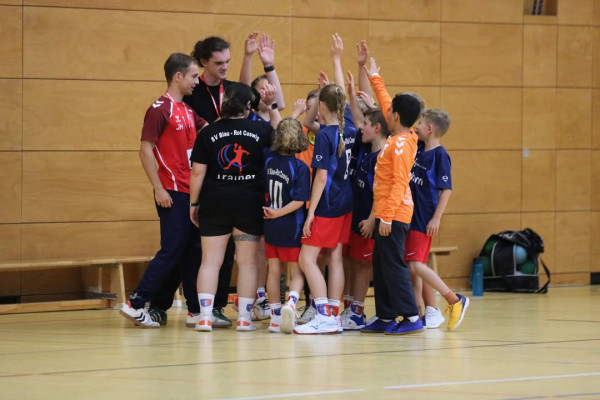 💙❤️ Unsere gemischte E-Jugend eröffnete heute mit dem ersten Auswärtsspiel die neue Saison 25/26.  
Ein paar Eindrücke vom Spiel bekommt ihr hier!  
Am Ende konnte sich der Jessener SV 53 e.V.  mit 28:15 durchsetzen.
Fotos von Marie 💙❤️