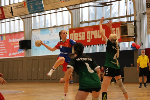 💙❤️Für unsere WJA hat’s nicht gereicht... 
Trotz starkem Einsatz und Kampfgeist musste sich unsere weibliche A-Jugend 24:37 gegen den  @svoebisfelde geschlagen geben.  
Das Ergebnis war nicht das, was wir uns gewünscht haben aber jede Niederlage ist auch eine Chance zu wachsen. 💪  
Kopf hoch, Mädels wir stehen hinter euch und sind sicher: Beim nächsten Spiel dreht ihr wieder auf!
Fotos von Marie 💙❤️