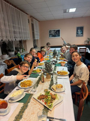 💙❤️Weihnachtsfeier unserer gemischten E-Jugend!
Im Dezember konnten die Jungs und Mädchen mit ihrem Trainerteam Jonas, Tina und Nils eine tolle Weihnachtsfeier genießen. Bowling und leckeres Essen sorgten bei allen für gute Laune! Danke an das Hotel "Waldschlößchen" Klieken für die große Unterstützung der Mannschaft und als Sponsor des Teams! Ebenfalls ein großes Dankeschön an Thomas Kunze für die sportliche Unterstützung und die tollen Beutel! 🫠
Frohe Weihnachten an alle!🎅🏻🎄💙❤️