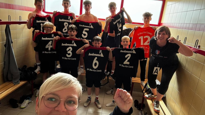 💙❤️ AUSWÄRTSSIEG! 🥳 Unsere MJC gewinnt 27:19 gegen den Jessener SV 53 e.V. 
Mega Jungs 👏🏻😎💙❤️