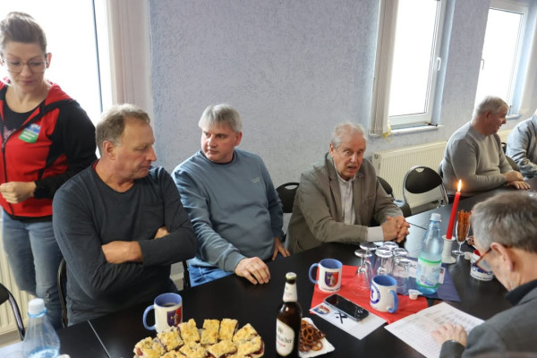 💙❤️ Traditionelle Zusammenkunft am 6. Januar. Heilige 3 Könige. 3-Königs-Treffen💙❤️
Eingeladen waren alle Ehrenmitglieder der Abteilung Handball und alle Mitglieder Ü50. Vorstandschef des Vereins Markus Hänelt und Bürgermeister André Saage waren zu Gast und richteten Worte der Anerkennung und Zuversicht an die Anwesenden. Auch wenn große Herausforderungen bleiben, gemeinsam ist vieles möglich im Jahr 2026!
Danke an alle, die da waren und die Zeit zusammen verbrachten. Uns war es eine Freude.
Zu Gast waren wir bei dem 💙❤️Dart-Team! 

Abteilungsleitung SV Blau-Rot Coswig