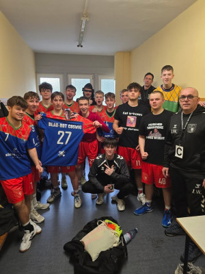 💙❤️ HEIMSIEG! 😎
Unsere MJB gewinnt ein echtes Herzschlagspiel mit 38:37 gegen TuS 1947 Radis.
Was für ein Fight bis zur letzten Sekunde!
Dieser Sieg war mehr als nur zwei Punkte, unsere Jungs haben ihn für Nevio erkämpft. 🙏
Das Team steht geschlossen zusammen. 
Einer für alle, alle für einen. 💪🏻 💙❤️ 
#Heimsieg #Teamgeist #FürNevio